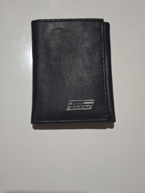 Genuine Dickies Men’s Black Leather Trifold Wallet Classic Metal Logo